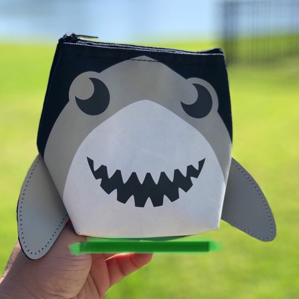 Shark Cool Zip Snacker by Thirty-one
